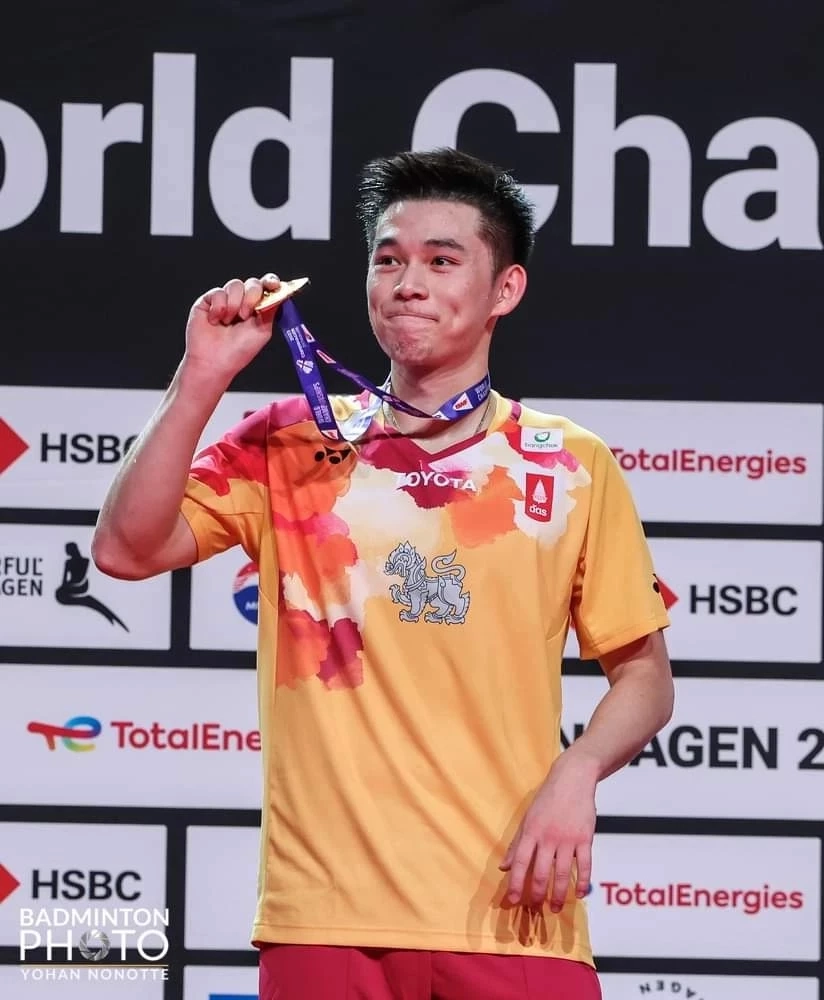 รู้จัก "วิว" กุลวุฒิ วิทิตศานต์ ดีกรีแชมป์แบดมินตันมือ 3 ของโลก คนล่าสุด