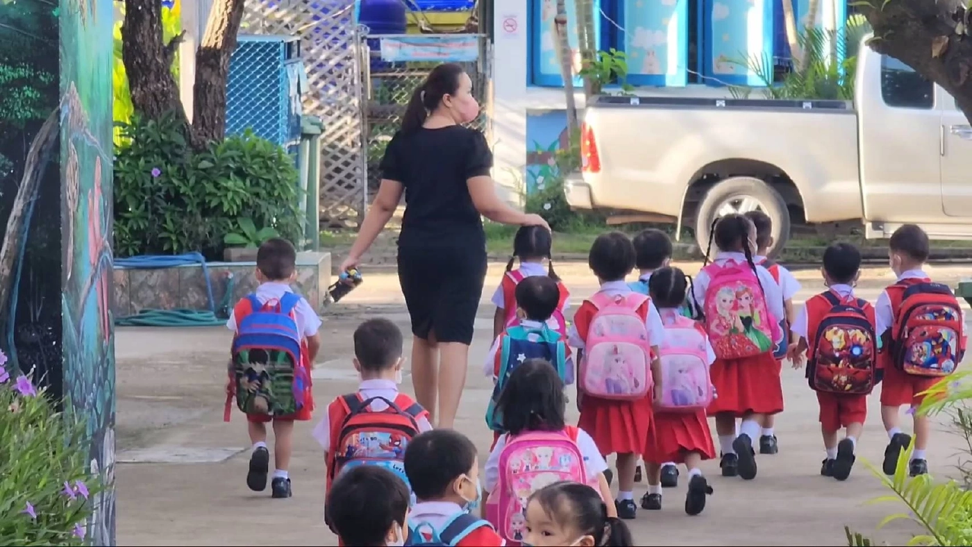 ครูนักเรียนร่วมกันยืนไว้อาลัย อนุบาล 3 ถูกอุ้มสังหารโหด ล้อมคอกกันเหตุซ้ำ