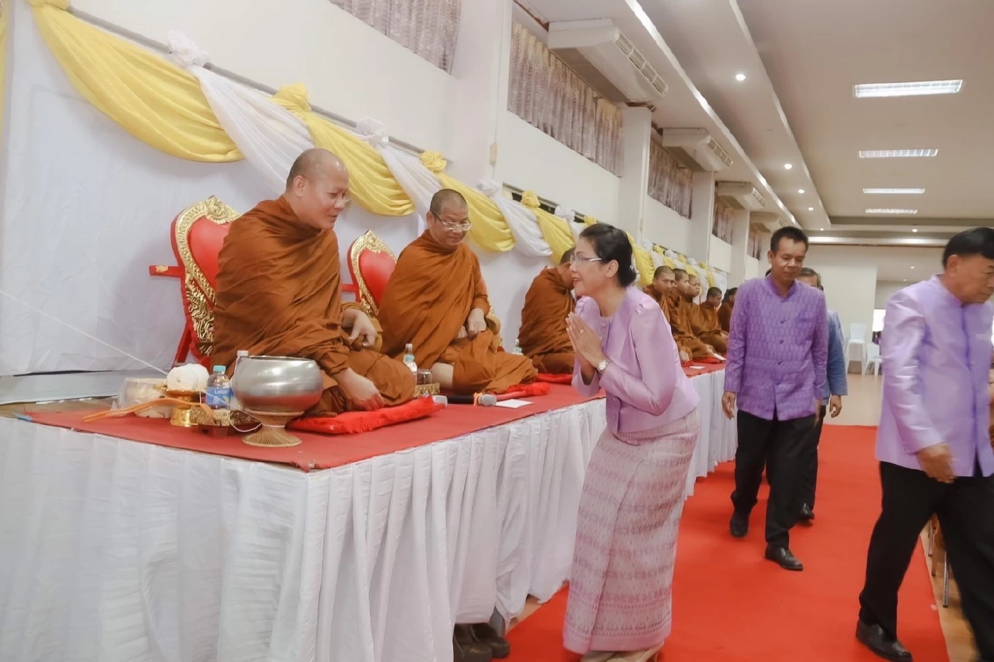 "กังฟู วสวรรธน์"พร้อม 2 สส.อุบลฯร่วมแห่เทียนพรรษาส่งเสริมพระพุทธศาสนา