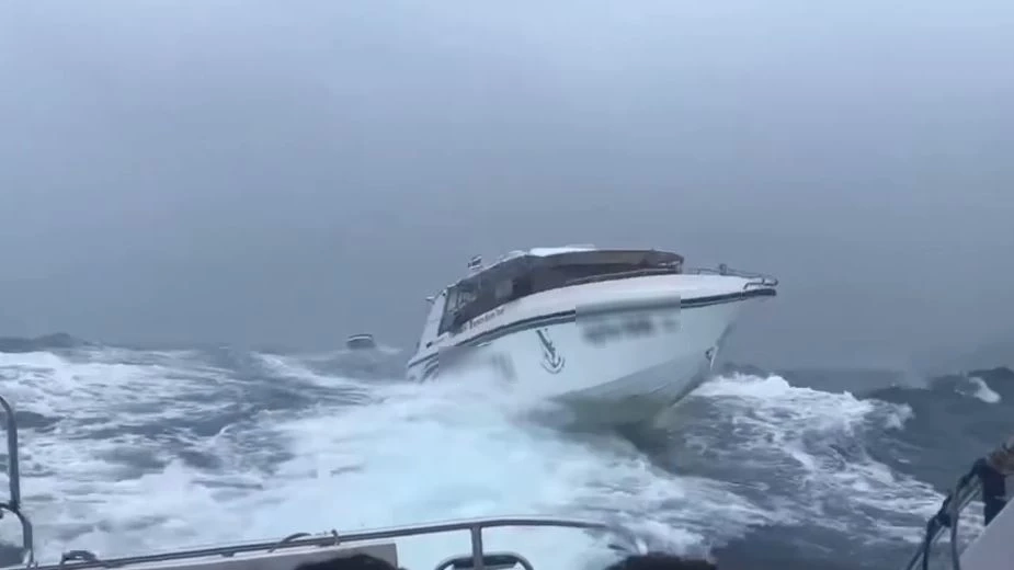 เปิดคลิปหวาดเสียว "เรือสปีดโบ๊ทนำเที่ยว" ขับฝ่าคลื่นสูง 3 เมตร