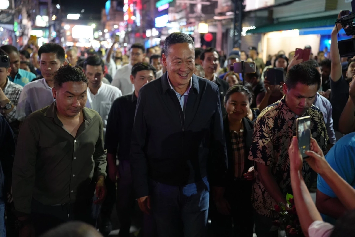 ป่าตองแตก! เศรษฐา สำรวจธุรกิจบันเทิงช่วงกลางคืน คนแห่เซลฟี่เพียบ