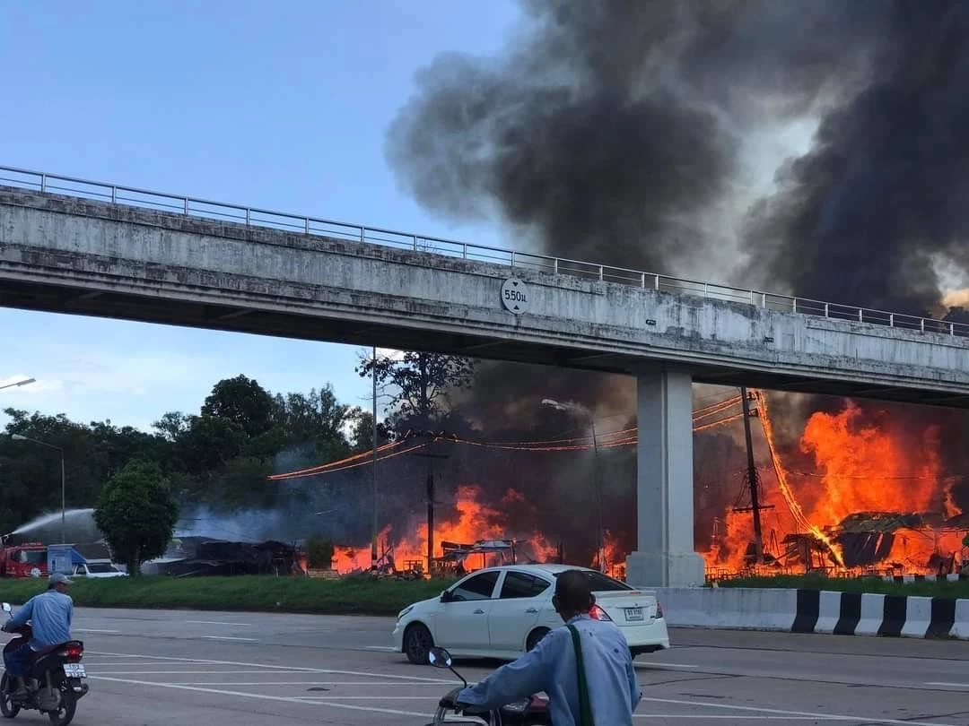 ไฟไหม้ร้านเฟอร์นิเจอร์ไม้สัก 12 คูหา อ.เด่นชัย เมืองแพร่ เสียหายนับล้าน