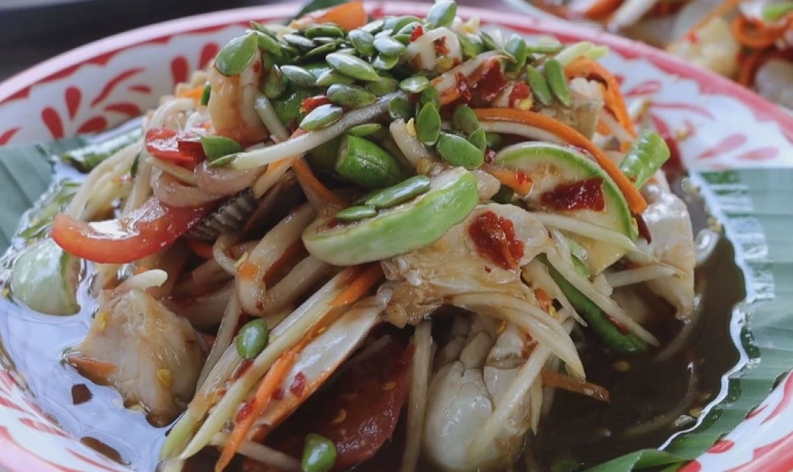 พานั่งชิล ชิมอาหารหลากเมนู ชมวิวกลางทุ่ง เพลิดเพลินดูนกกระจาบทองทำรัง