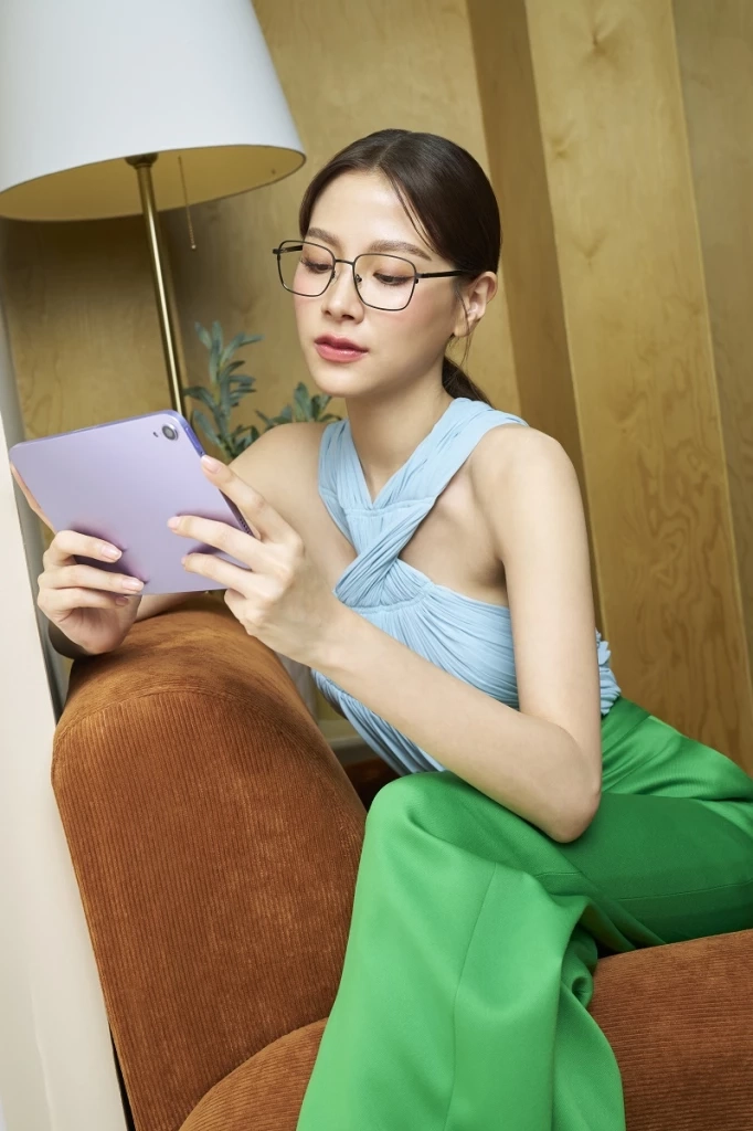 ลุคสาวแว่น “ใบเฟิร์น พิมพ์ชนก” PERCY รวมแฟชั่นทุกสไตล์ ที่ร้านแว่นท็อปเจริญ