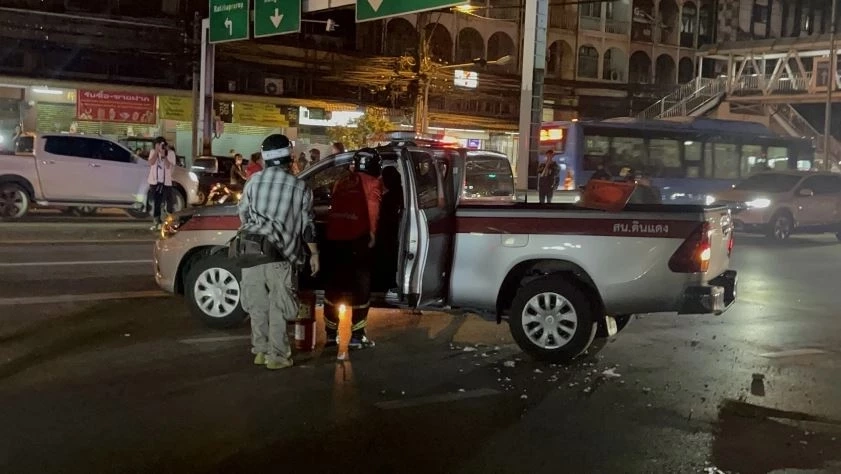 เดือด “กลุ่มม็อบทะลุแก๊ส” จุดไฟเผารถตำรวจ (แฟ้มภาพ : 11 มิ.ย. 65)