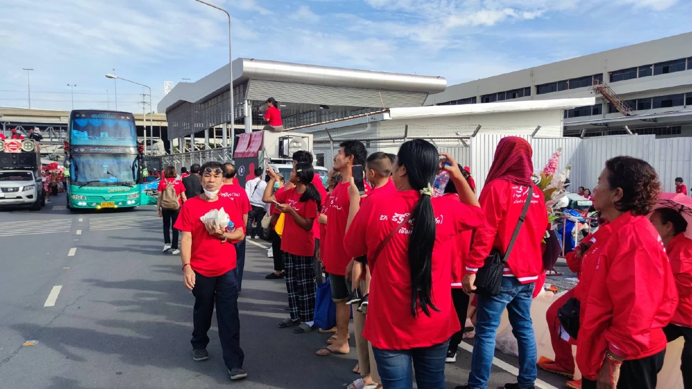 กลุ่มคนเสื้อแดง เข้าพื้นที่สนามบิน รอรับอดีตนายกรัฐมนตรี "ทักษิณ"