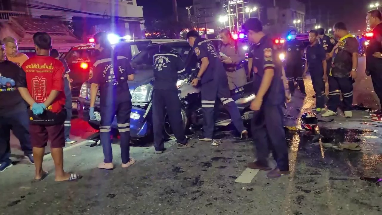 กระบะแต่งซิ่ง เลี้ยวตัดหน้า ก๊วนจยย.พุ่งชนกลางลำ 5 คันรวด ดับ 1 สาหัส 4