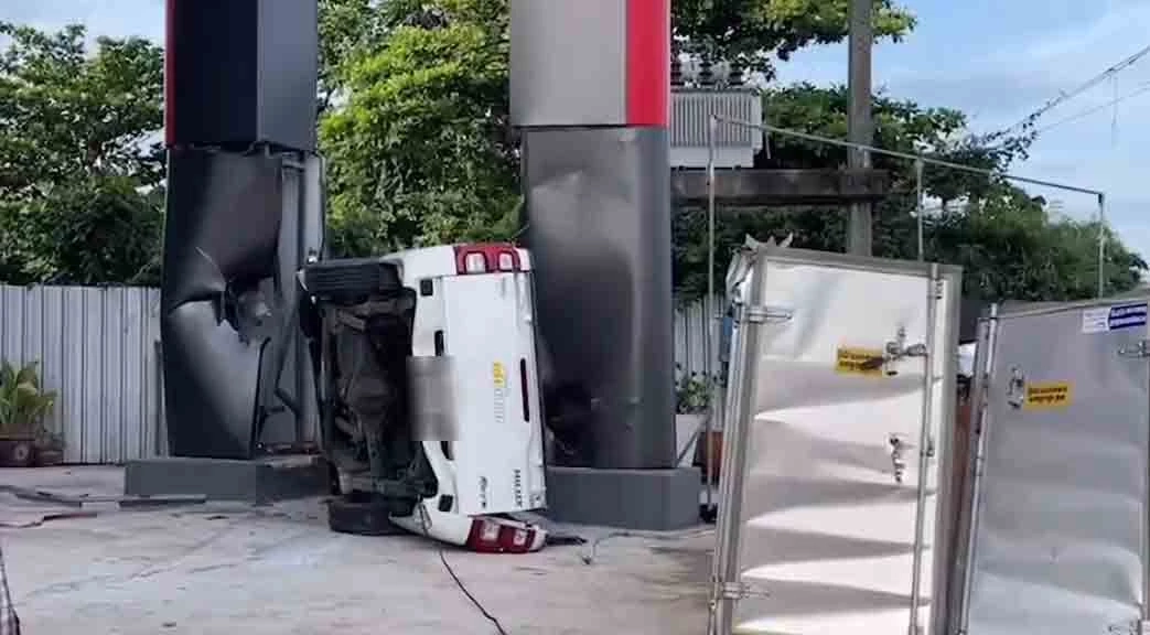 เปิดคลิปกระบะตู้ทึบ ซิ่งชนเสาไฟฟ้า กระเด็นติดเสาโชว์รูมรถยนต์