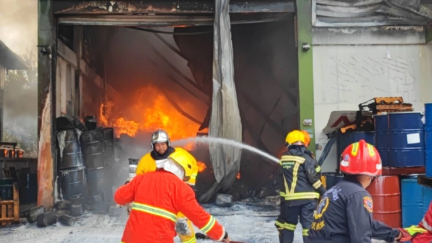 ระทึก! ไฟไหม้โรงงานผลิตกาว ลามติดโรงงานเศษกระดาษ ย่านลำลูกกา วอดทั้งคู่