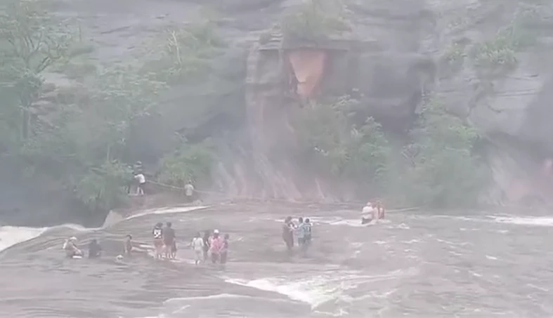สั่งปิดน้ำตกทุกแห่ง หลังน้ำป่าภูวัวทะลัก "น้ำตกถ้ำพระ" นทท. ต้องวิ่งหนีตาย