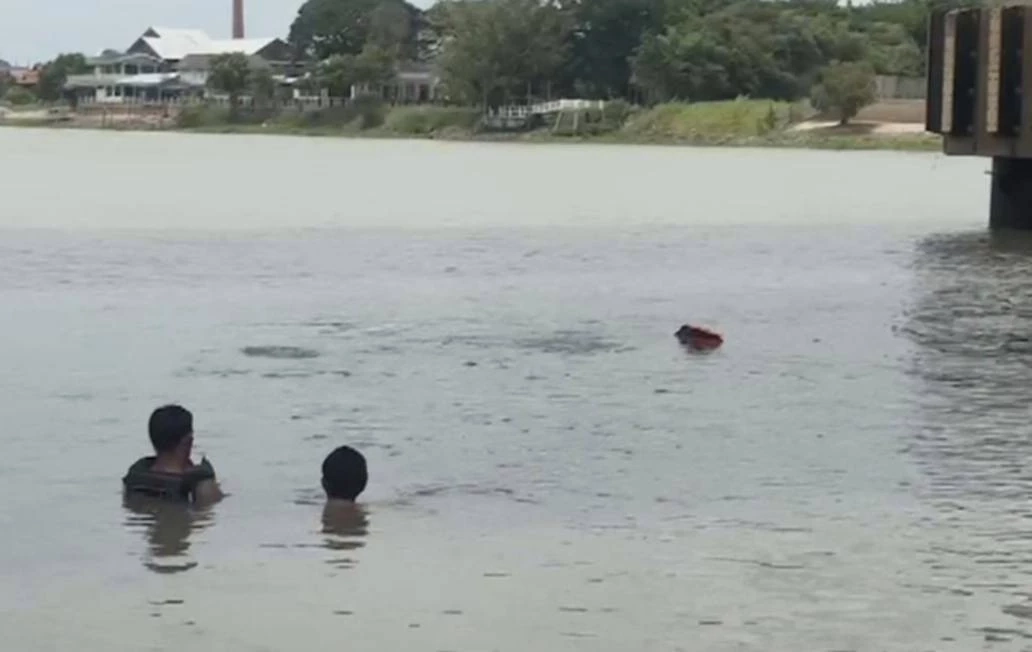 นักประดาน้ำค้นหาเด็กที่จมน้ำ