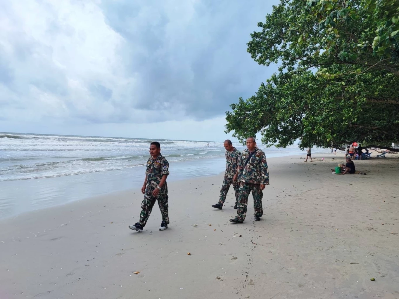 นทท. นับหมื่นทะลัก "เกาะช้าง" แม้คลื่นลมแรง ต้องปักธงแดงเตือนห้ามลงเล่นน้ำ