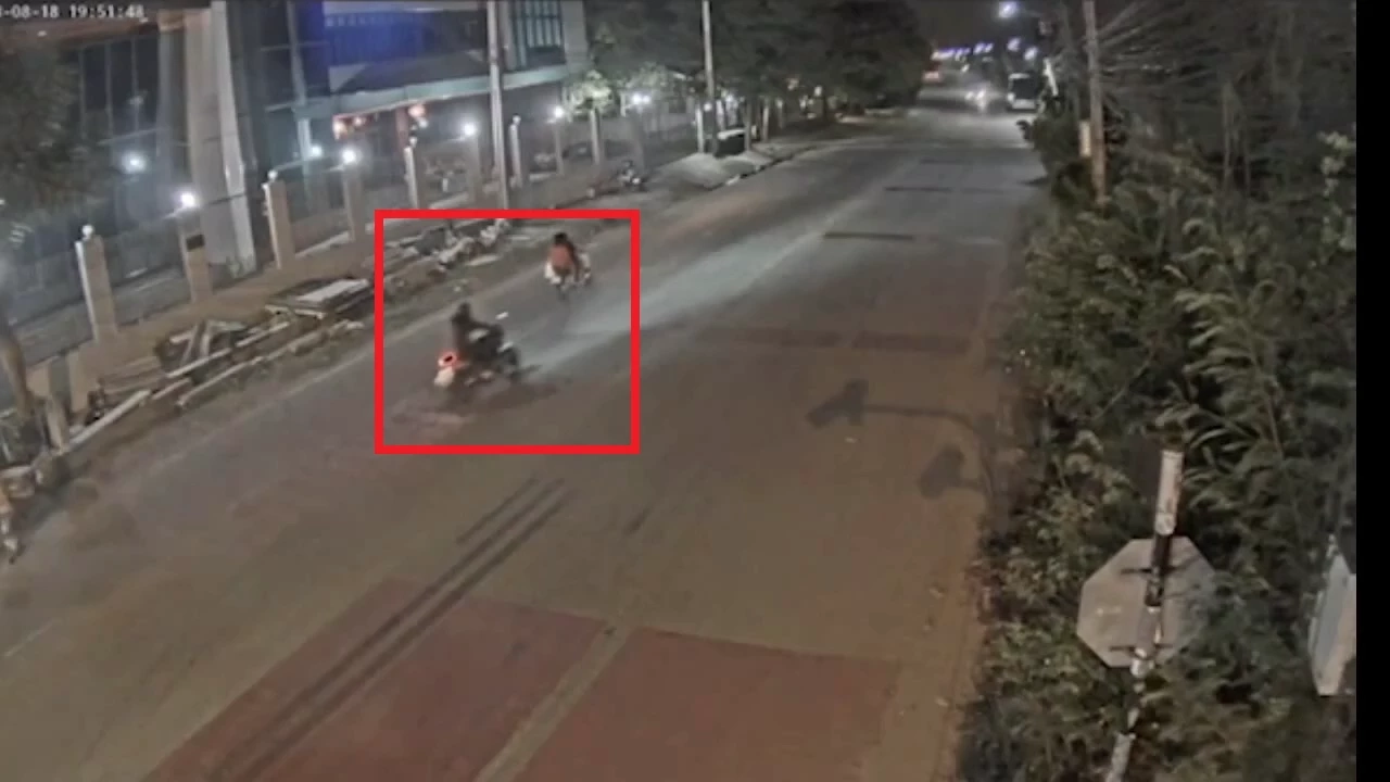 เปิดคลิปหนุ่มซิ่งกระบะ เบรกหมุนข้ามเลน ชนบิ๊กไบค์ดับ อีกคันรอดปาฏิหาริย์