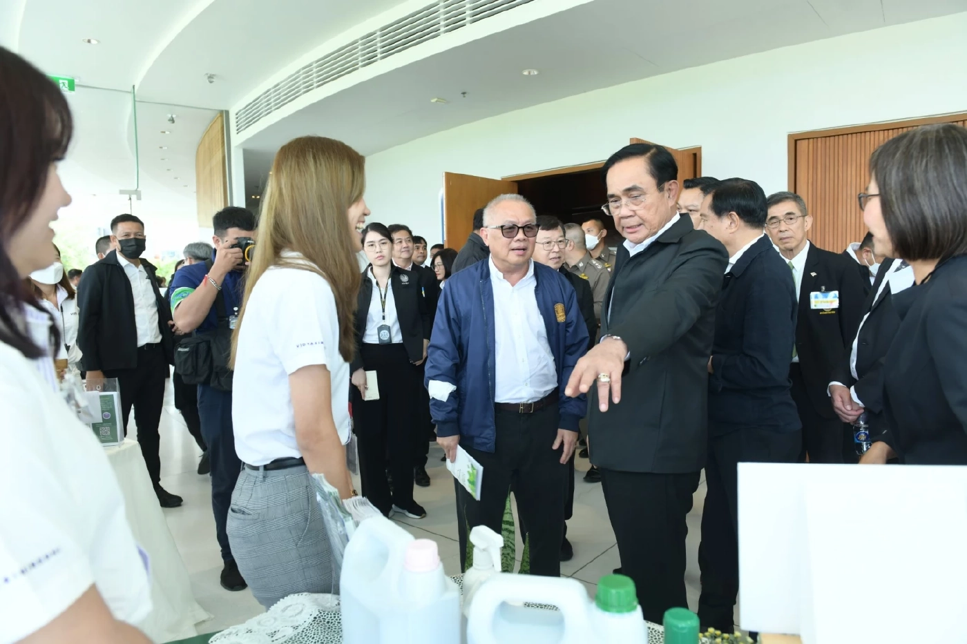 รัฐบาล โต้ เพื่อไทย "พล.อ.ประยุทธ์" ยึดกม.ปัดใช้การเมืองนำ แต่งตั้งโยกย้ายขรก.