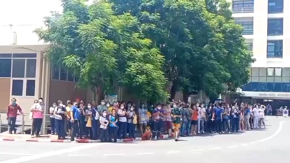 ด่วน! ไฟไหม้ตึก 150 ปี รพ.สมเด็จพระบรมราชเทวี ณ ศรีราชา อพยพผู้ป่วยอลหม่าน