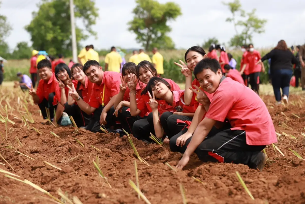 รอง ผบ.ตร. นำเยาวชน แปรอักษรรักแม่ วันเฉลิมพระชนมพรรษา 12 สิงหาคม