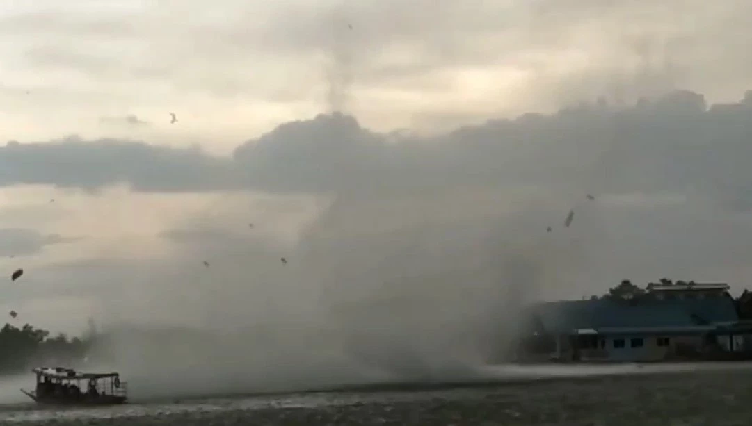 เปิดคลิปพายุหมุน ซัดเรือนักท่องเที่ยวล่มปลายแม่น้ำเพชรบุรี สูญหาย 2 ราย