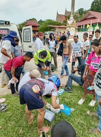 งานแห่เทียนวัดสุรินทร์ โจ๋ตีกันยับหน้ารถแห่ ปาระเบิด เจ็บ 2 ราย