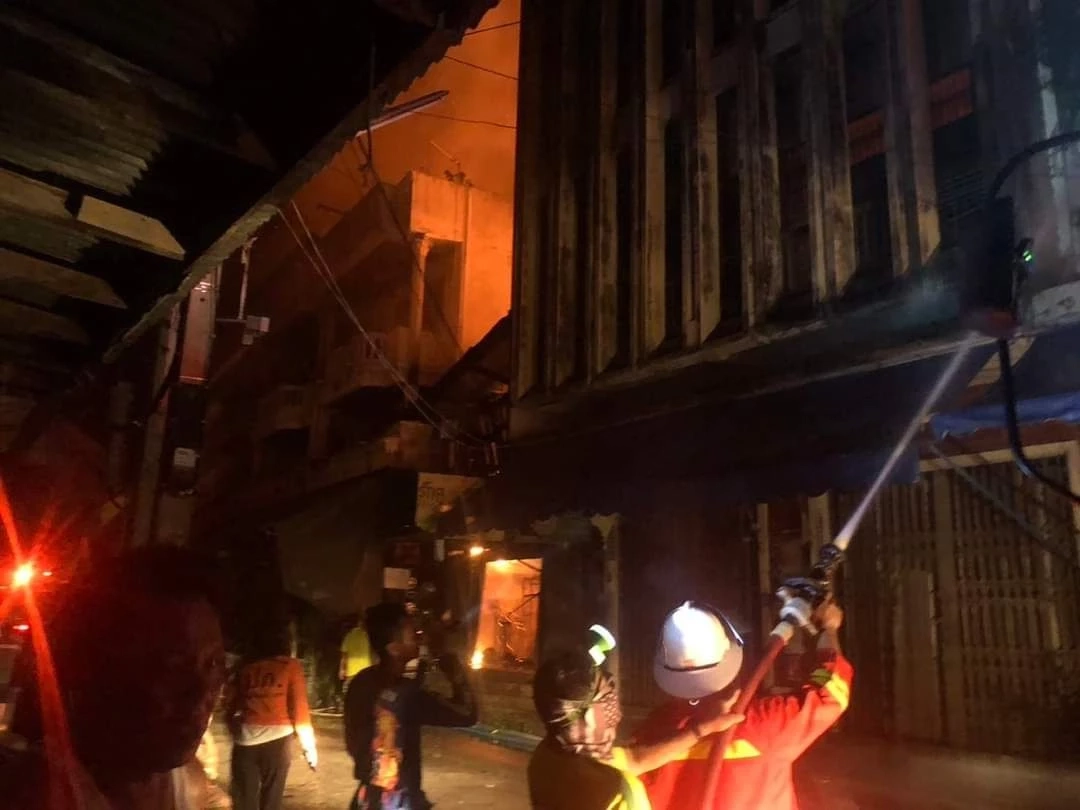 ด่วน! ไฟไหม้ตลาดอินทร์บุรี เจ้าหน้าที่เร่งระดมฉีดน้ำดับเพลิง