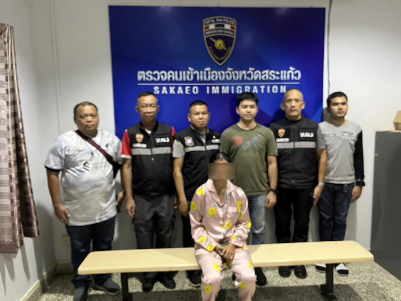 รวบสาวแก๊งคอลเซ็นเตอร์ คาด่านตม. เอี่ยวหลอกเหยื่อ คดีปลิดชีพลูกเมีย 3 ศพ