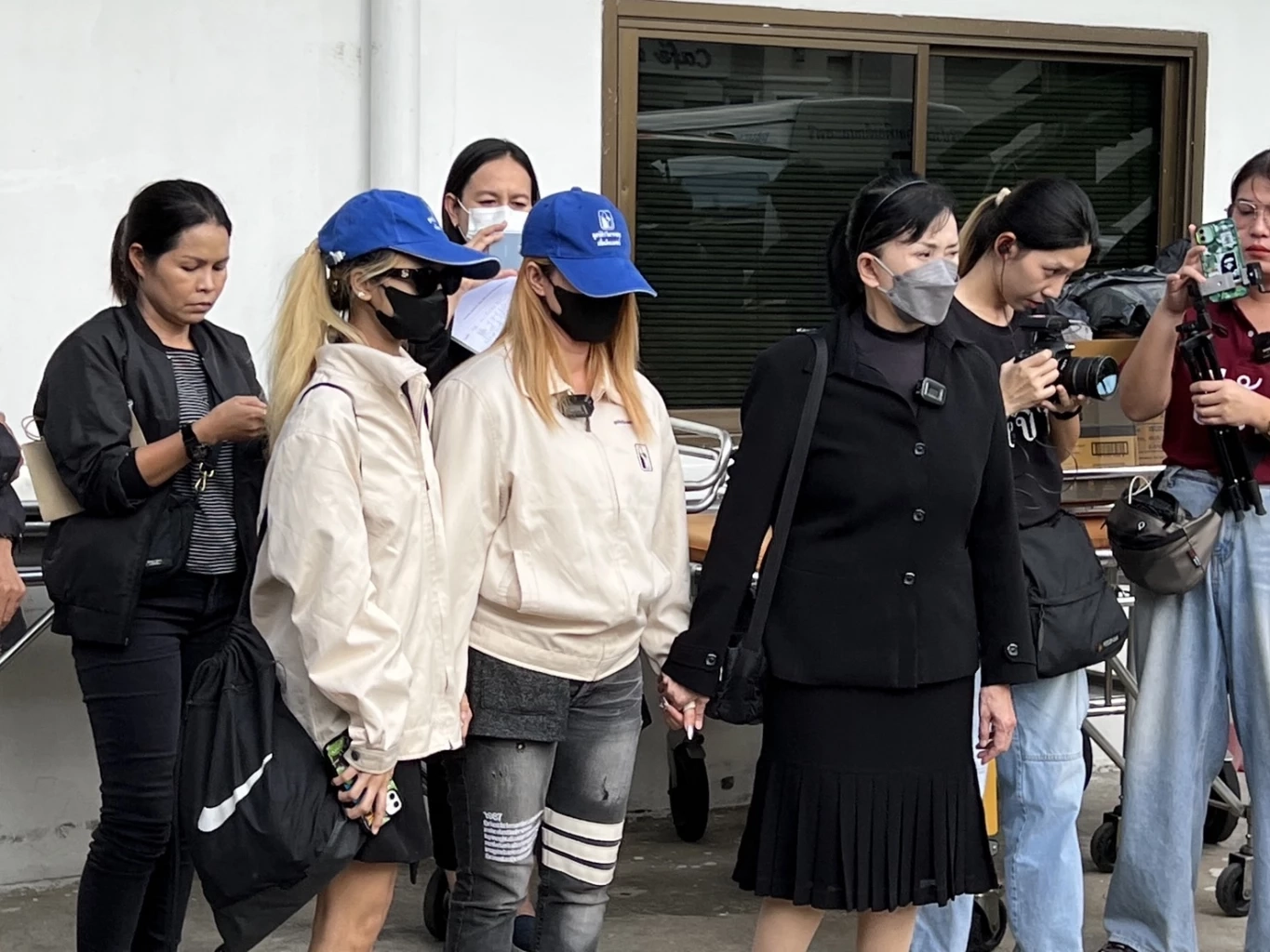 “ปวีณา”พา “ชมพู่” รับศพครอบครัว เหยื่อวินปืนโหด