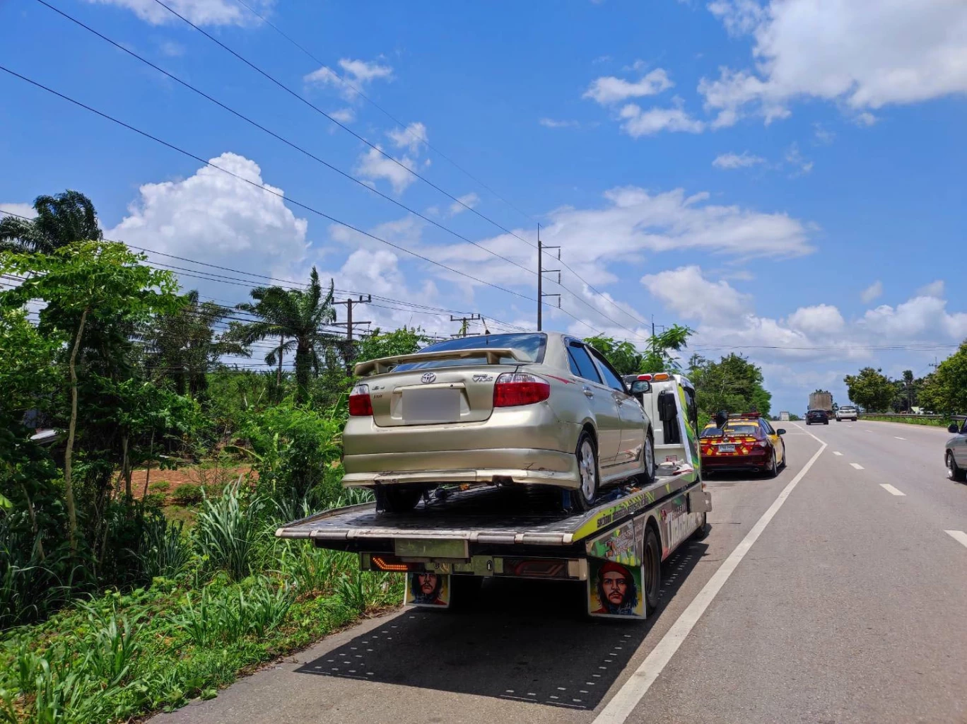 แก๊งค้ายาหัวหมอ ใช้รถสไลด์บรรทุกเก๋งขนยา 4 แสนเม็ดลงใต้ ตบตาตำรวจ