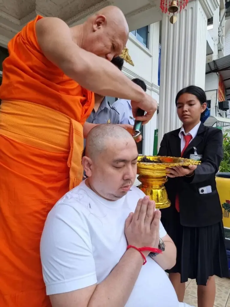 “สามารถ” ทำตามสัญญา โกนหัวไว้อาลัยให้การโหวต “เศรษฐา” เป็นนายกฯคนใหม่ไทย