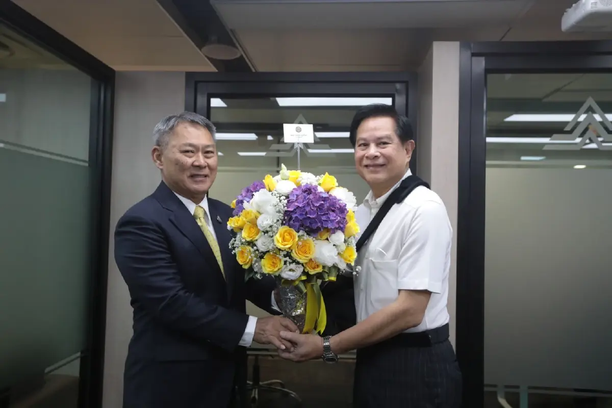 พล.อ.ประยุทธ์ ส่งตัวแทนมอบแจกันดอกไม้ ครบรอบปี รวมไทยสร้างชาติ