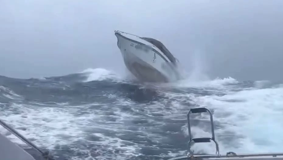 กัปตันเรือสปีดโบ๊ท แจงเหตุผลขับฝ่าคลื่นยักษ์ ชี้ เลี้ยวหัวกลับอันตรายกว่า