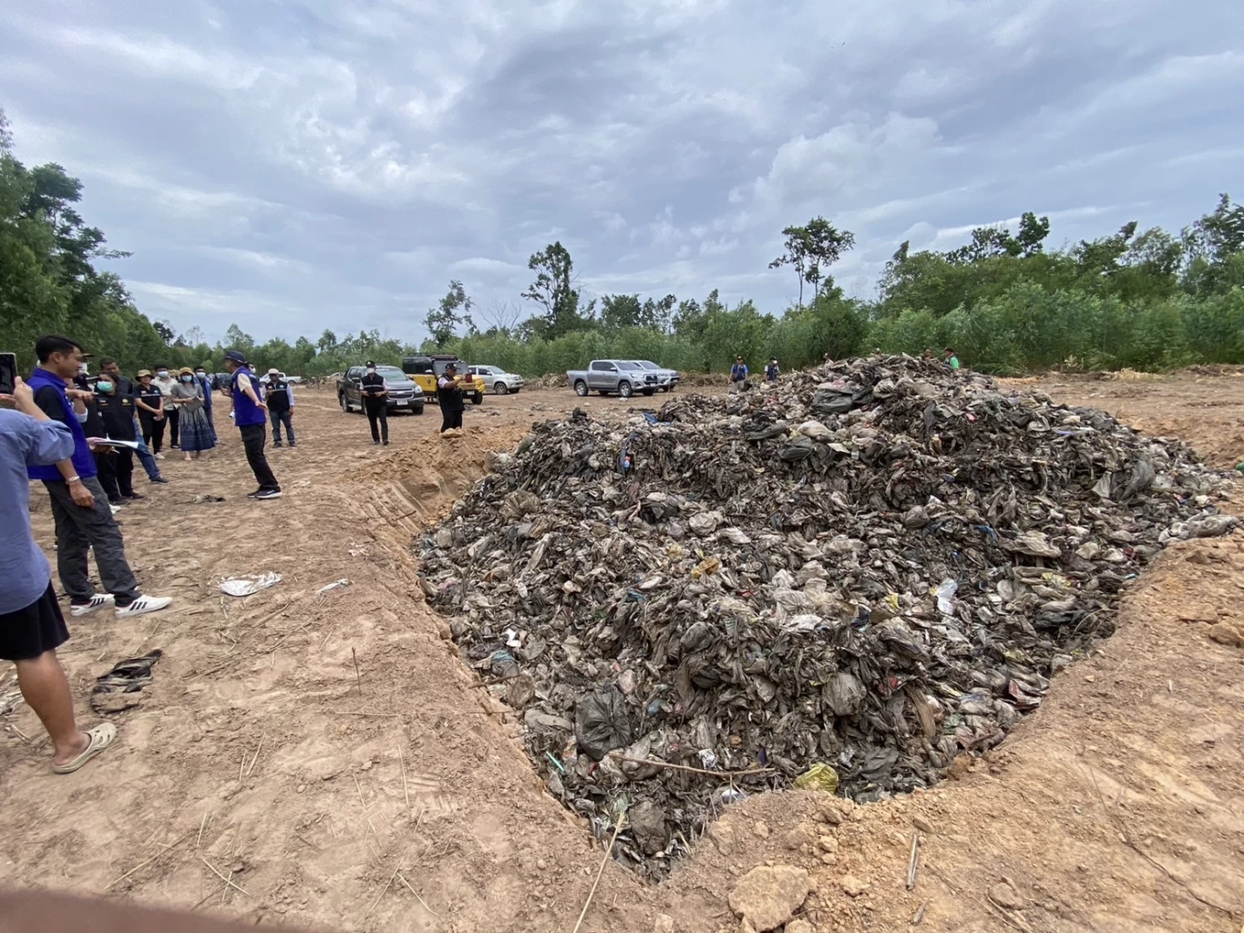 ชาวบ้านโคราช ร้องมือดีลอบทิ้ง "ขยะอุตสาหกรรม" ใกล้ป่าชุมชนกว่า 1 พันตัน