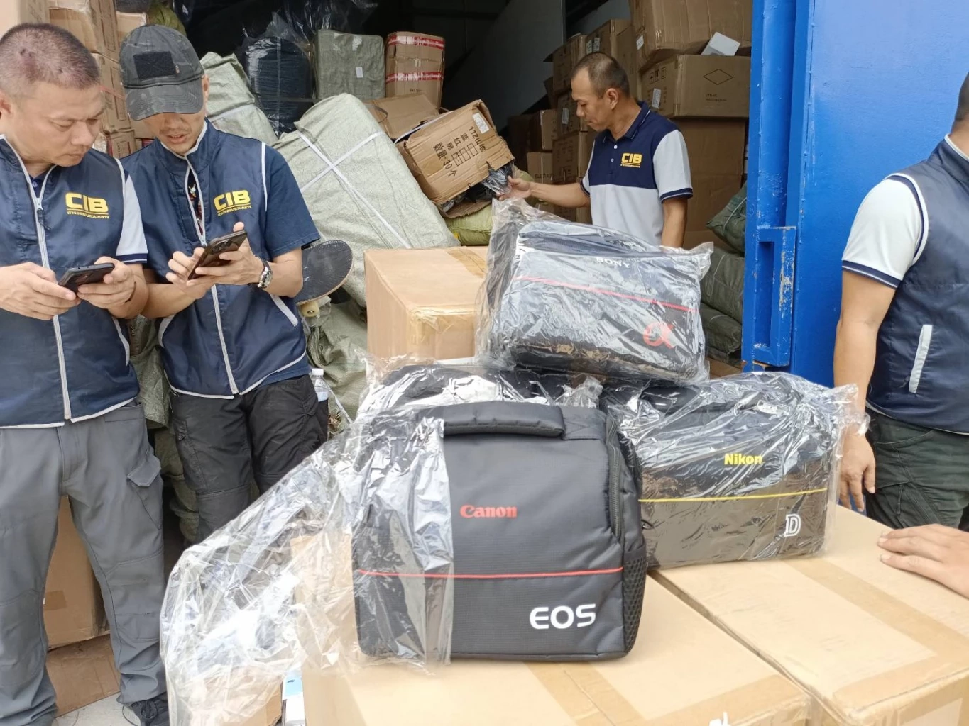 ตร.บุกทลายโกดังสินค้าหนีภาษีของนายทุนจีน ยึดของกลางกว่าแสนชิ้น