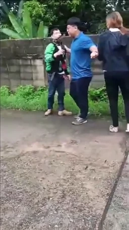 หนุ่มไรเดอร์หัวร้อน ชกสาวต่อหน้าลูก แค่เสียงดังถูกน้ำกระเด็นใส่ (มีคลิป)