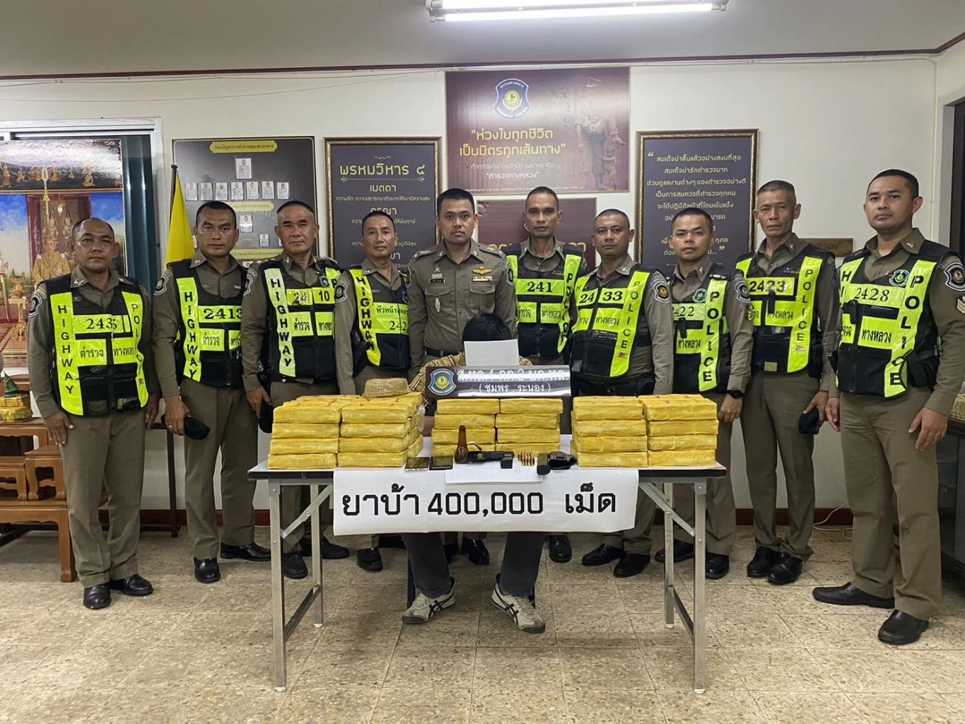 แก๊งค้ายาหัวหมอ ใช้รถสไลด์บรรทุกเก๋งขนยา 4 แสนเม็ดลงใต้ ตบตาตำรวจ