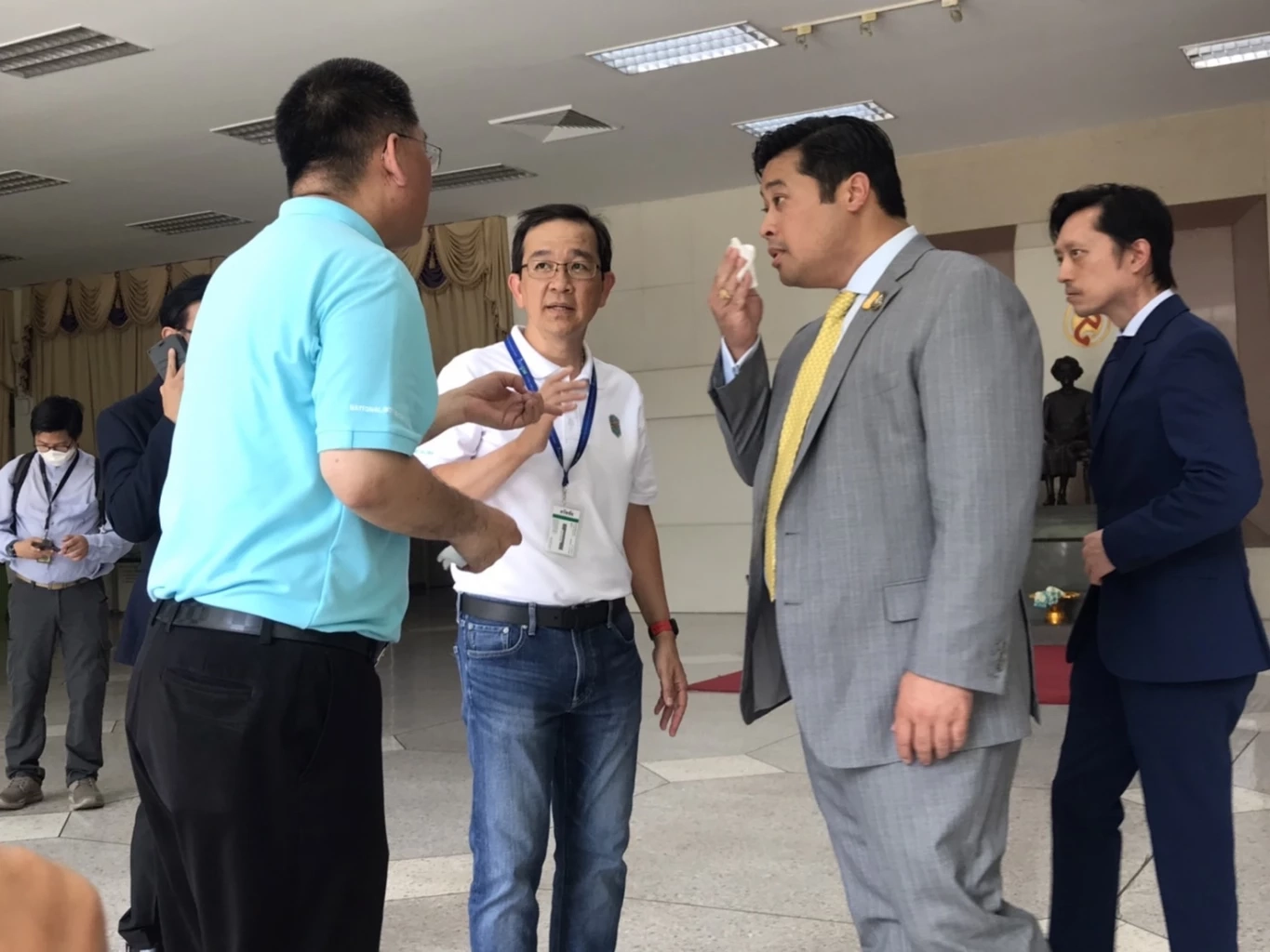  "ท่านอ้น-วัชเรศร วิวัชรวงศ์" และ "ท่านอ่อง-นายแพทย์จักรีวัชร วิวัชรวงศ์" และคณะยังได้เดินทางมาที่อาคาร 100 ปีสมเด็จพระศรีนครินทร์ โรงพยาบาลศิริราช โดยมีผู้บริหารระดับสูงของรพ.ให้การต้อนร้บ : ขอบคุณภาพ จากเพจ วินาทีชั่วโมงข่าว 