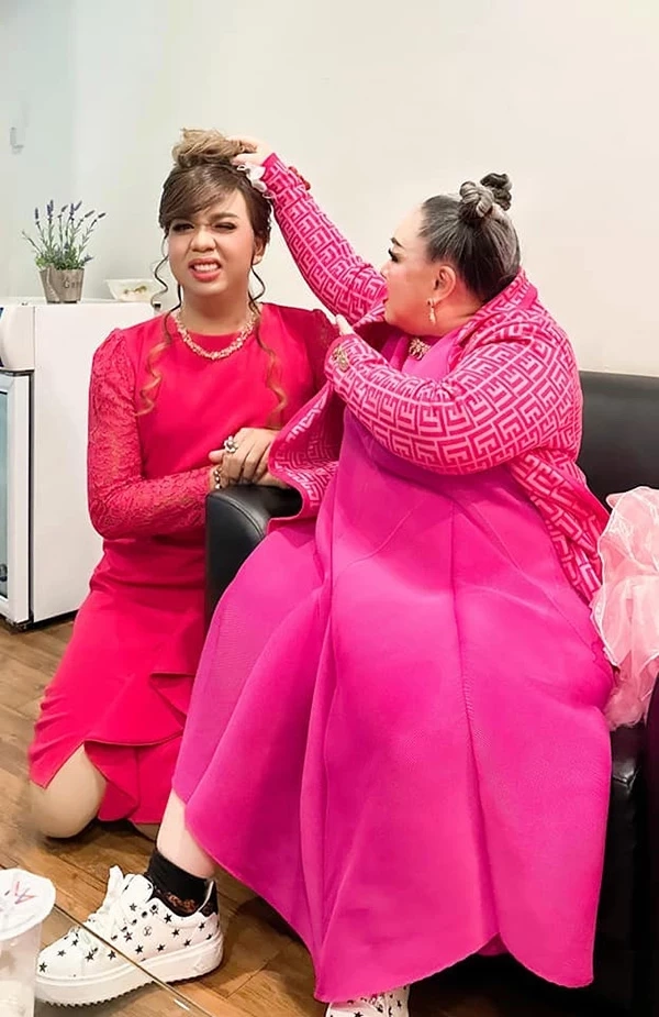 ศาลรับฟ้อง "แพรรี่" กรณีที่ "ลีน่าจัง" กระชากวิกผมกลางรายการ ทำให้อับอาย