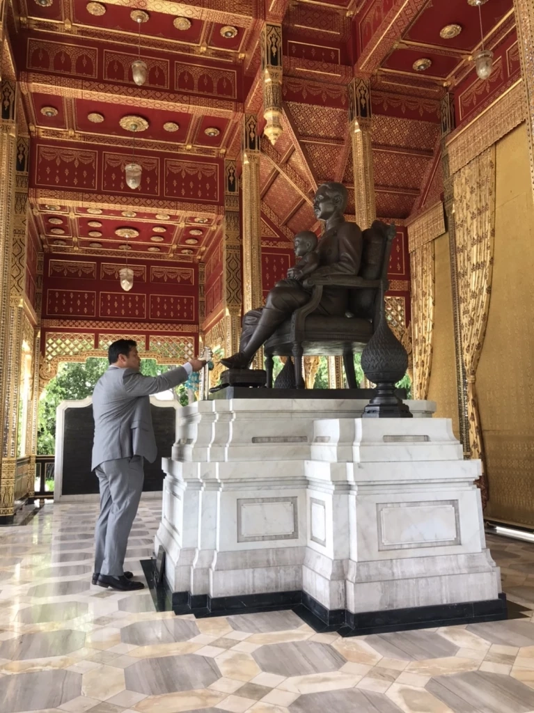 "ท่านอ้น" -วัชเรศร วิวัชรวงศ์ สักการะพระบรมราชานุสาวรีย์"พระบรมราชานุสาวรีย์พระบาทสมเด็จพระจุลจอมเกล้าเจ้าอยู่หัว"   ขอบคุณภาพ จากเพจ วินาทีชั่วโมงข่าว 