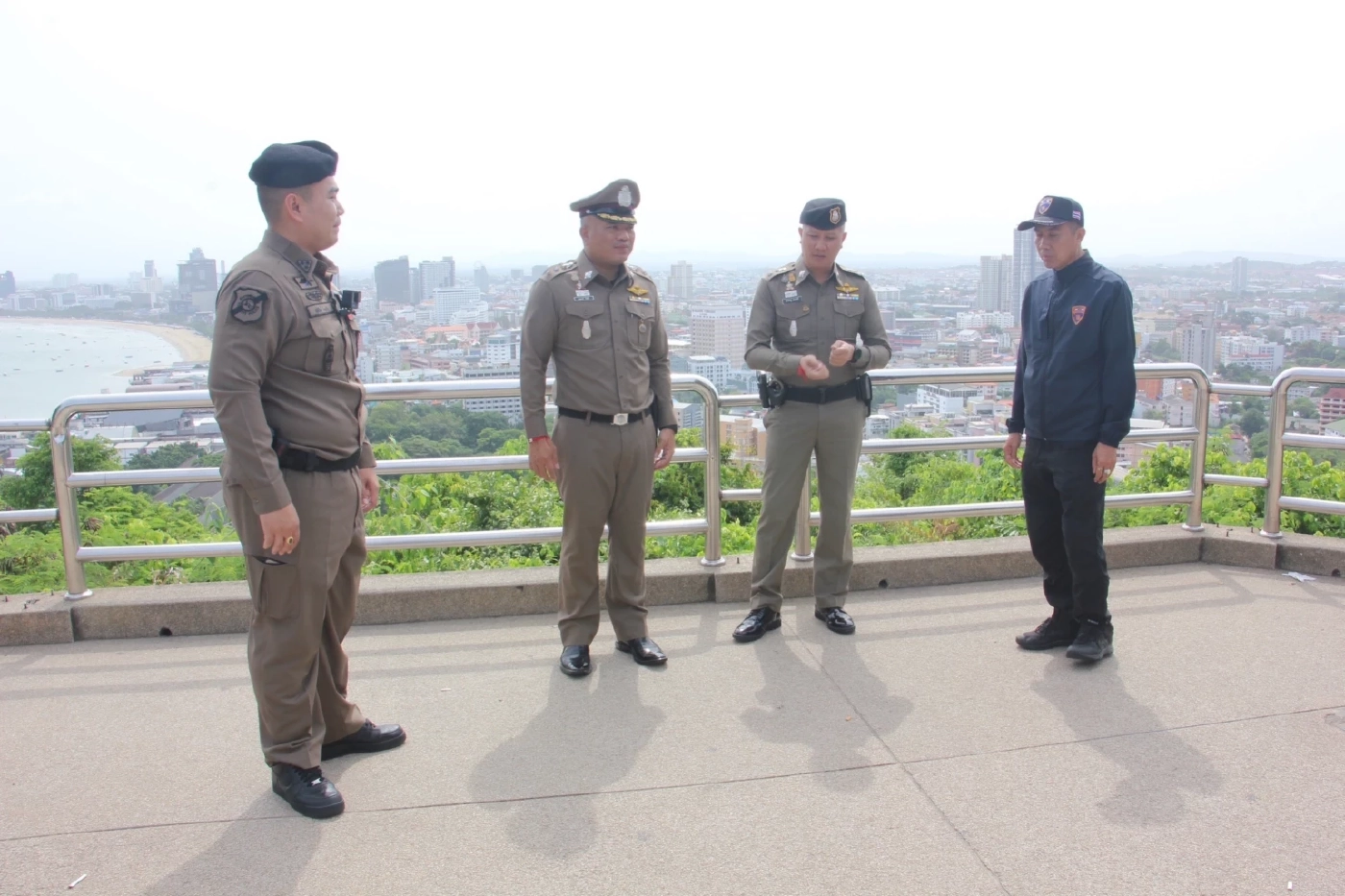 ตร. เร่งตรวจสอบ คลิปต่างชาติสุดกร่าง ใช้ปืนขู่แก๊งคูเวต บนจุดชมวิวพัทยา