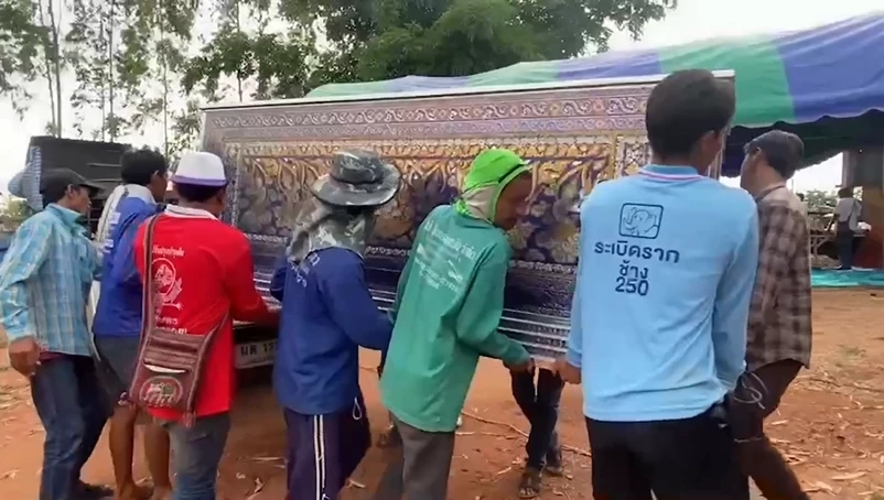 สยอง! "ซูเปอร์คาร์เชิงพาณิชย์" ซิ่งชนท้ายอีแต๋น ชาวบ้านดับสลด 5 ราย (มีคลิป)