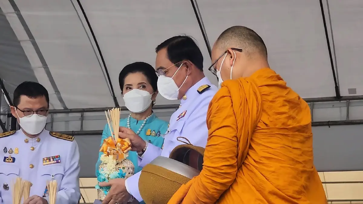 นายกฯ-ภริยา เป็นประธานพิธีทำบุญตักบาตร วันเฉลิมพระชนมพรรษา "พระพันปีหลวง"