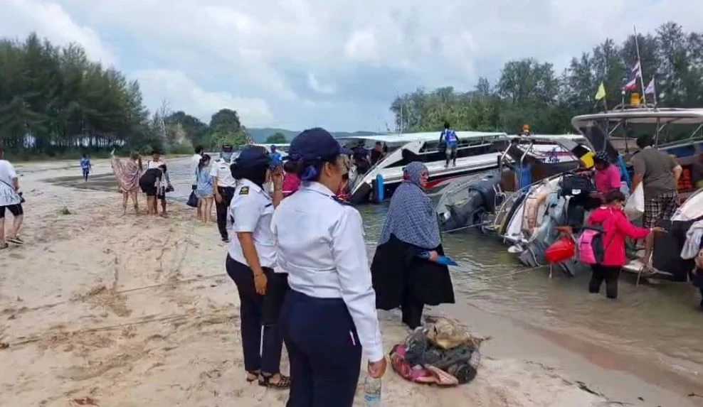 เปิดคลิปหวาดเสียว "เรือสปีดโบ๊ทนำเที่ยว" ขับฝ่าคลื่นสูง 3 เมตร