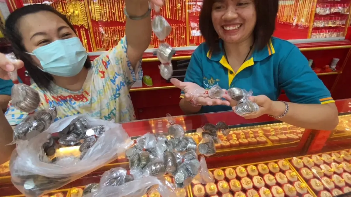 ภาพประทับใจ สามีหอบเหรียญใส่ถังสี ซื้อทองหนัก 2 บาท ให้ภรรยาคู่ชีวิต