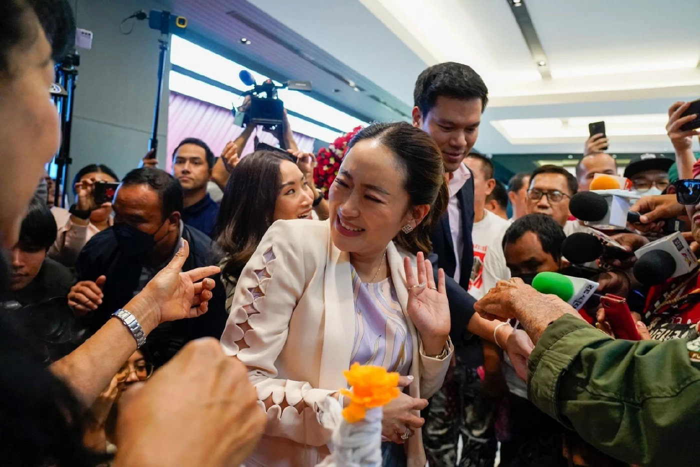 "อุ๊งอิ๊งค์" หลั่งน้ำตาปลื้ม คนเสื้อแดงอวยพรวันเกิด ชวนต้อนรับพ่อพรุ่งนี้