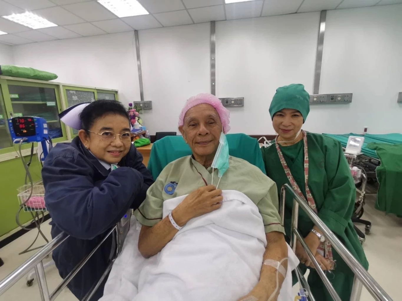 ส่งกำลังใจ "พ่ออี๊ด สุประวัติ" เข้าผ่าตัดเบื้องต้นอาการปลอดภัยดี