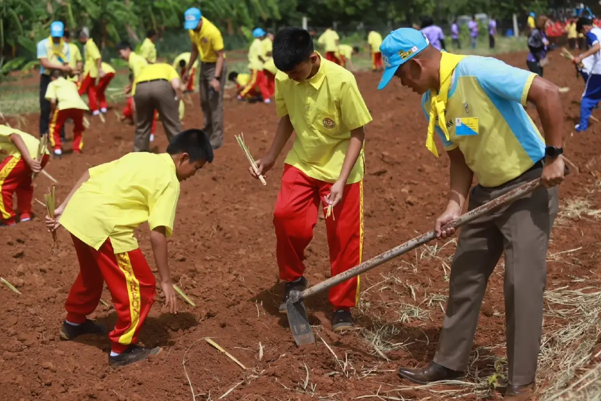 รอง ผบ.ตร. นำเยาวชน แปรอักษรรักแม่ วันเฉลิมพระชนมพรรษา 12 สิงหาคม