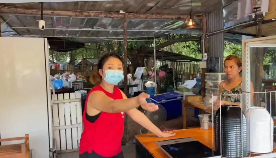 อุทาหรณ์ ลูกสาว 3 ขวบ แย่งพวงมาลัยแม่ รถพุ่งชนร้านก๋วยเตี๋ยวพังยับ (มีคลิป)