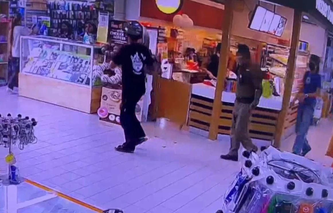 หนุ่มส่งพัสดุ สวมหมวกกันน็อกเข้าห้าง ตร.เตือนไม่ฟัง ถูกยิงเจ็บ