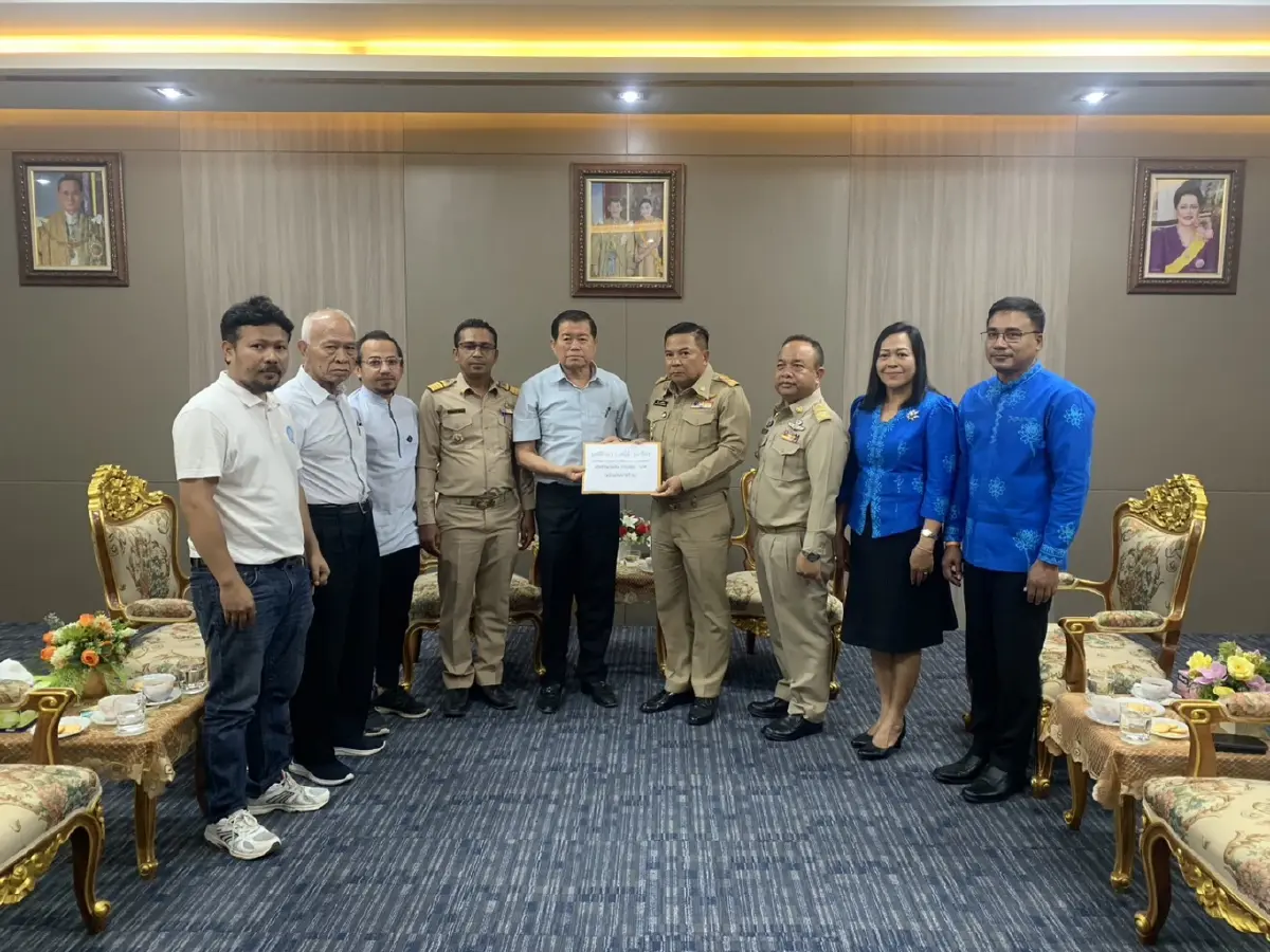 นิพนธ์ มอบเงิน 190,000 บาท มูลนิธิม.ร.ว.เสนีย์ฯ ช่วยผู้ประสบภัยพลุระเบิดมูโนะ
