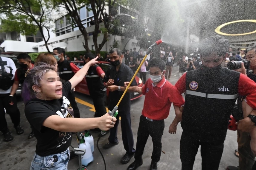 หยก ทะลุวัง