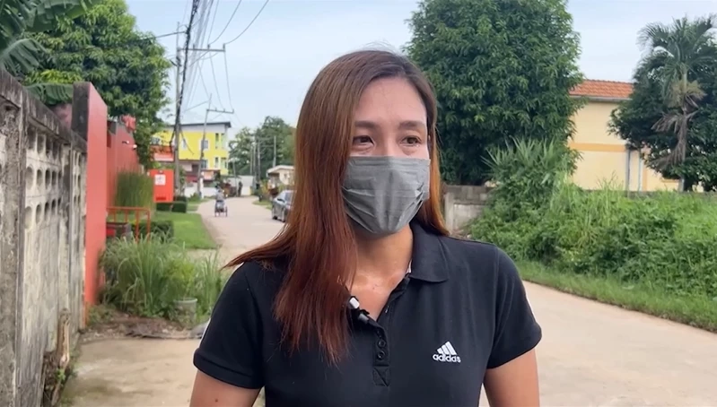 หนุ่มไรเดอร์หัวร้อน ชกสาวต่อหน้าลูก แค่เสียงดังถูกน้ำกระเด็นใส่ (มีคลิป)