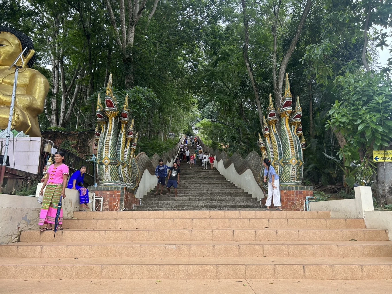 ชาวเมียนมาจำนวนมาก พาครอบครัวข้ามมาเที่ยว วัดพระธาตุดอยเวา วันเข้าพรรษา